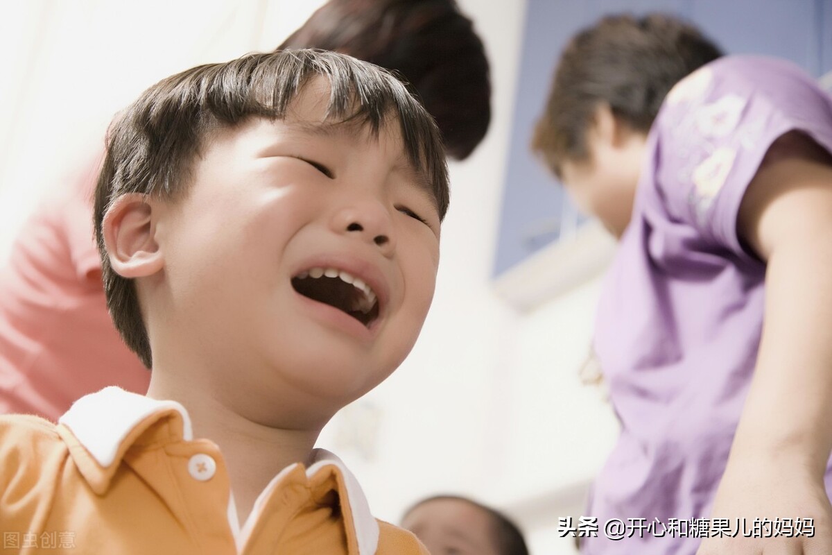 宝宝眼睛碰伤一直流泪怎么办,2岁宝宝眼球被撞了一下