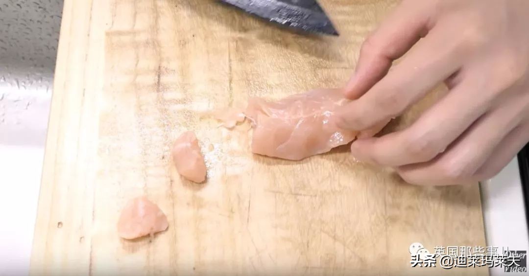 他用攒了一年的指甲，给女友做一个戒指？？这？