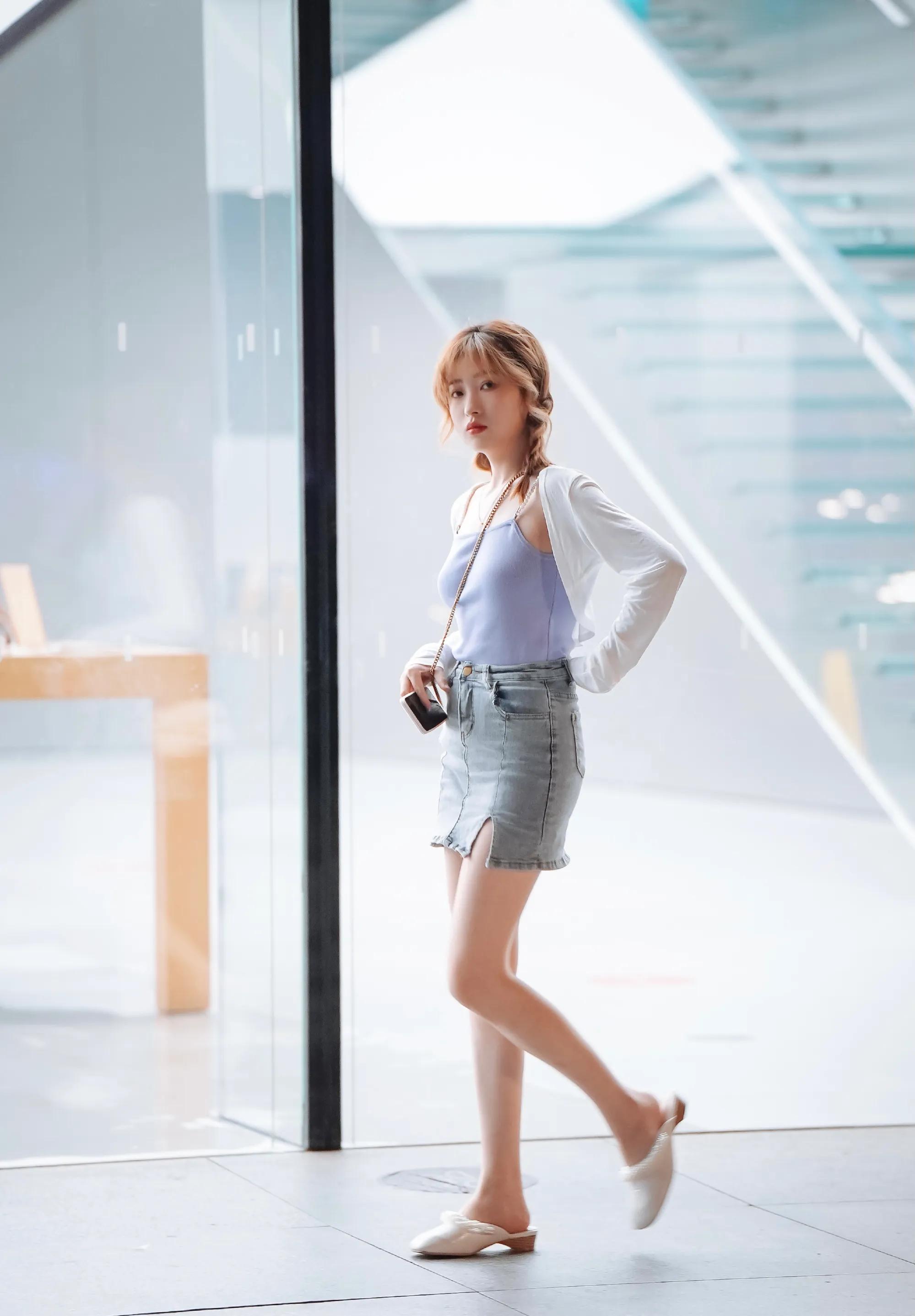 牛仔短裙怎么搭配上衣很好看,牛仔短裙怎么搭配衣服最好看