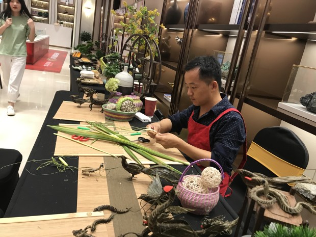 山东小伙摆地摊10年不出村,八零后农村小伙摆地摊