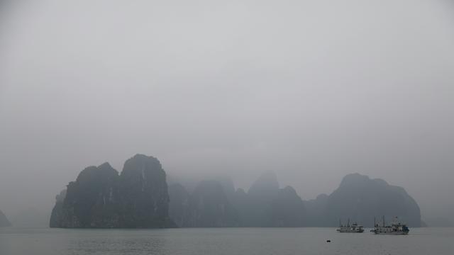 这里虽然风景如画人们生活的却很凄惨没日没夜的追着大船讨生活