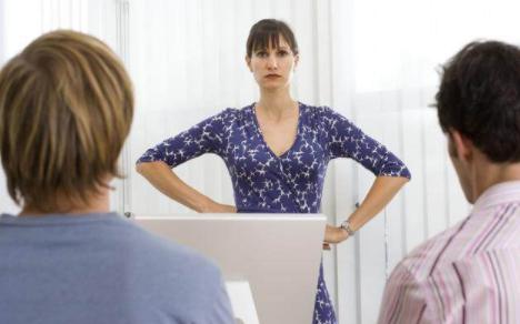 训斥女下属,严厉批评女下属