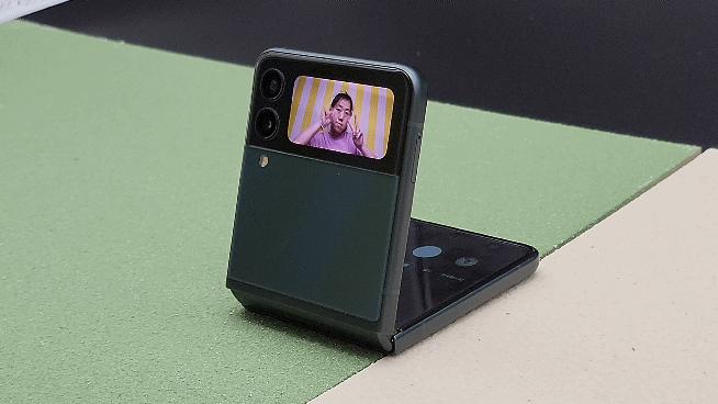 三星新款折叠机galaxyzflip5照片,三星galaxyzflip3折叠测试