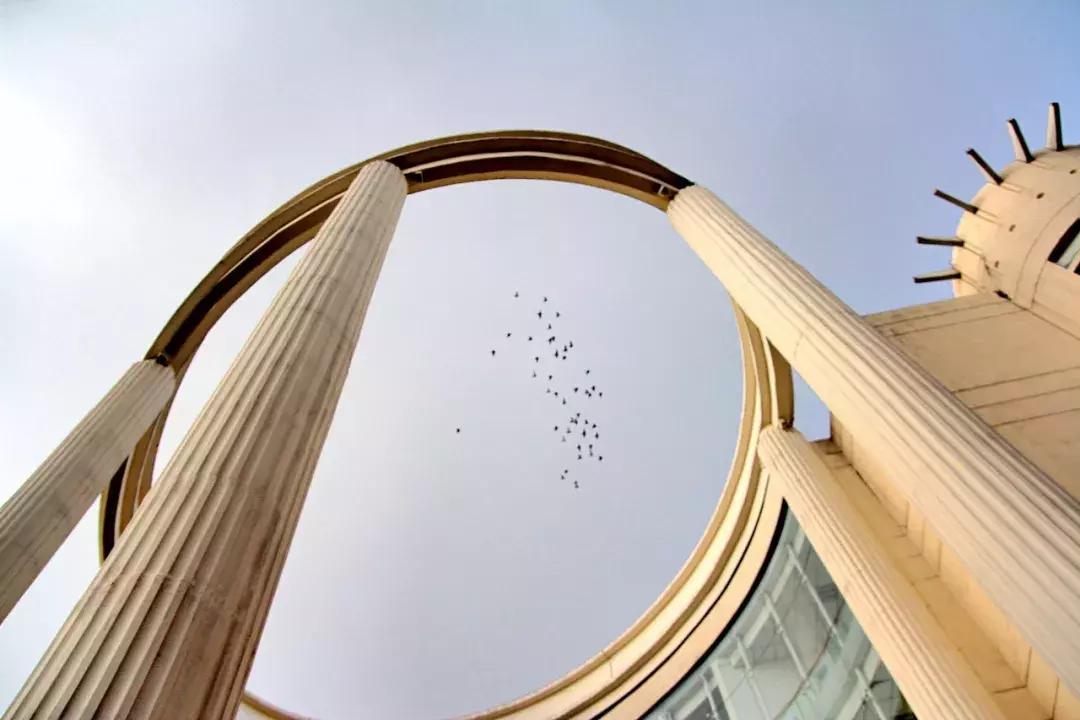 武昌这所低调的大学坐拥一线江景，教学楼窗外就是黄鹤楼