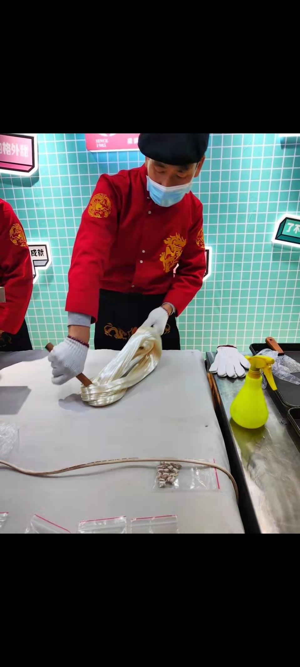 “糖果星球”成网红打卡地，国货品牌如何玩转“假面糖果节”？