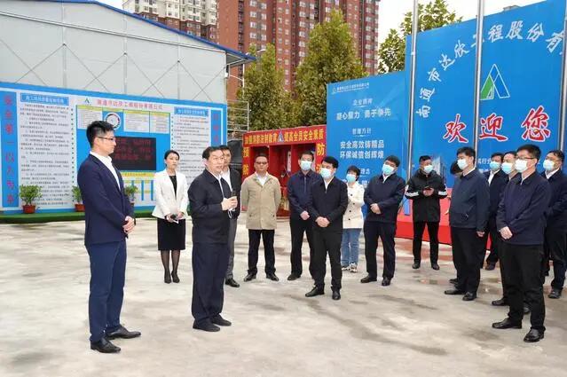 重点项目上半年观摩总结会议召开,我市重点项目建设实地观摩评议