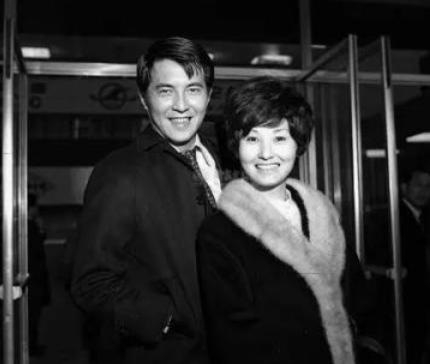 *情纵**声色的古龙，在痛饮一瓶XO后吐血两盆，彻底陷入昏迷