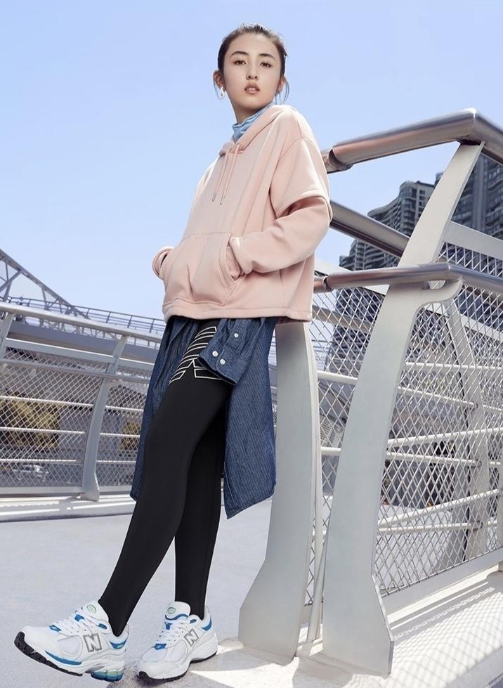 张子枫和孙俪妹妹成同学，代言运动品牌，白色羽绒衣秀冬季时尚