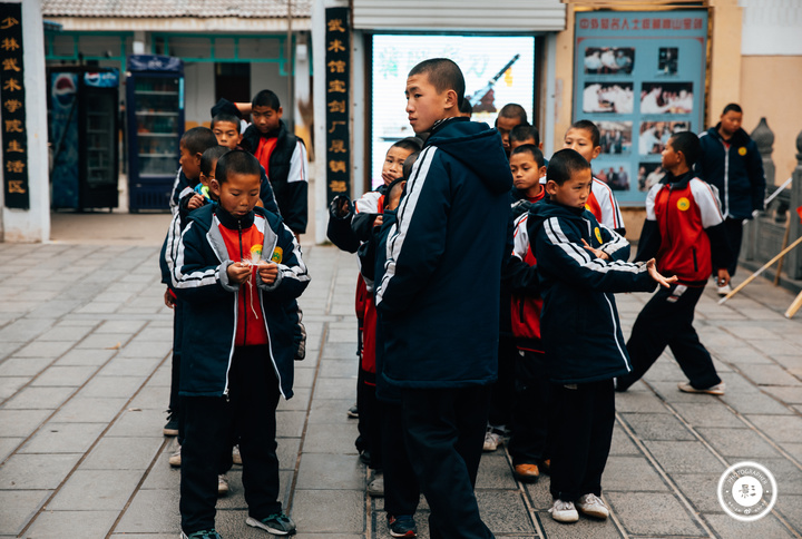 河南嵩山少林寺中心武校,有个很小的孩子在少林寺学武术
