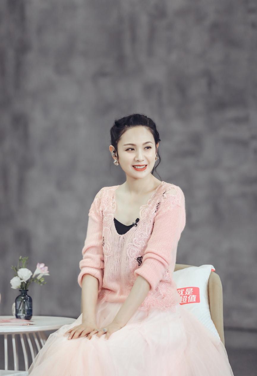 程莉莎穿搭夏天气质套装,程莉莎吊带裙穿搭