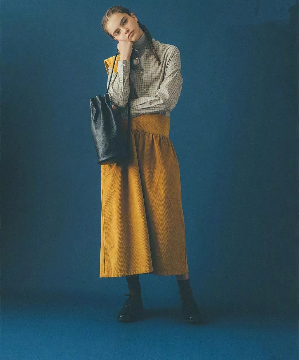 搭靴子穿的裙子秋冬款,裙子靴子秋冬搭配图