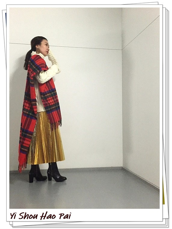 深色格纹围巾搭配啥颜色衣服,红色格纹围巾系法