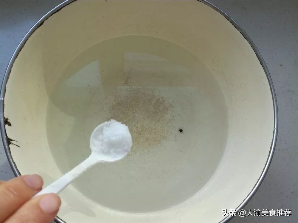 热门小吃摆摊烤面筋的做法,烤面筋也是很火爆的街边休闲小吃