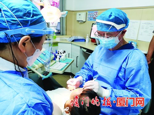 小孩摔掉整颗恒牙植回两周后牙保住了，医生：最好泡在生理盐水中，尽量半小时内赶到医院，再植成功率较高