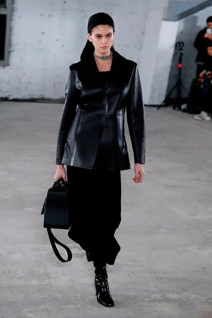 一件皮西装可以有多帅？时髦精们早已给出了答案