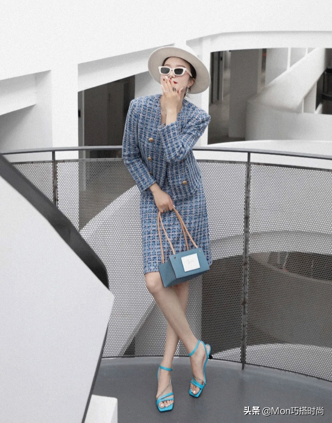 今夏“回头率”超高的穿法：膝下裙+低跟鞋、连衣裙+平头鞋，好美