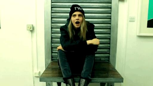 甜！英国贵族超模爱上美国女演员，机场热吻，狂撒狗粮