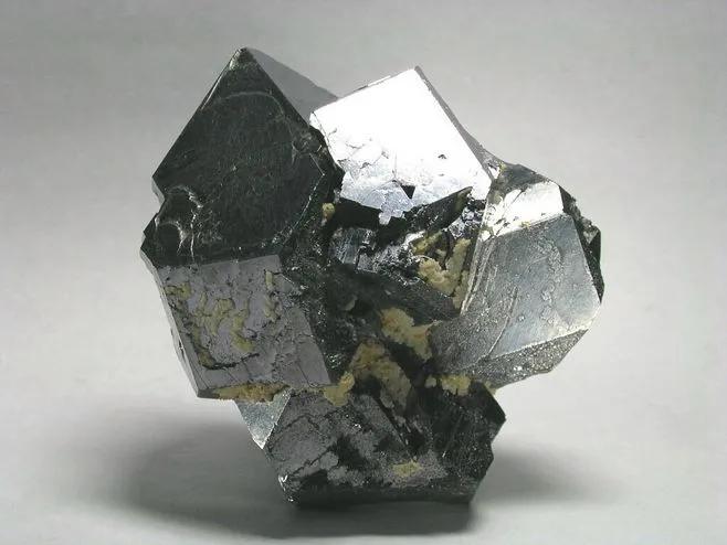 金子刚开采出来什么颜色,金子刚出来的颜色是什么