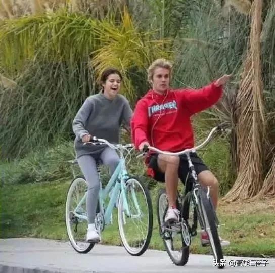 贾斯汀比伯浪了一圈归来还是少年,贾斯汀比伯晒自曝右脸面瘫