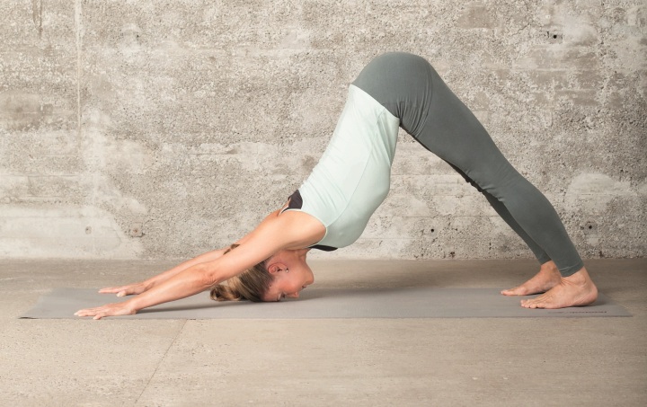 怎么才能做好下犬式这个动作,零基础下犬式正确姿势分解及功效