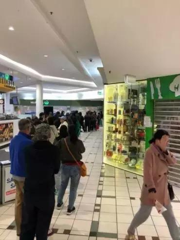 墨尔本华人区9秒视频：大爷大妈用身体扑倒补货车，老外全懵了！