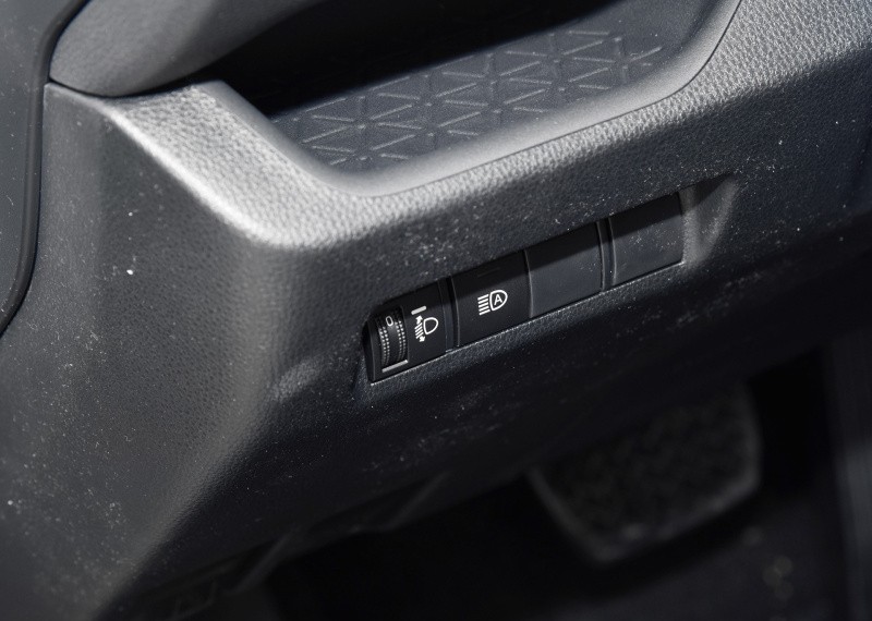 选择丰田荣放，因为它的动力表现强劲有力，驾乘感受舒适安静