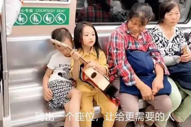地铁上姐弟俩的坐姿惹争议,姐弟俩地铁坐姿视频