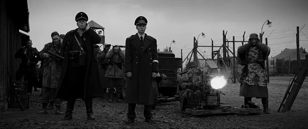 《冒牌上尉》：19岁少年逃兵的刽子手生涯，极权主义下的人性拷问