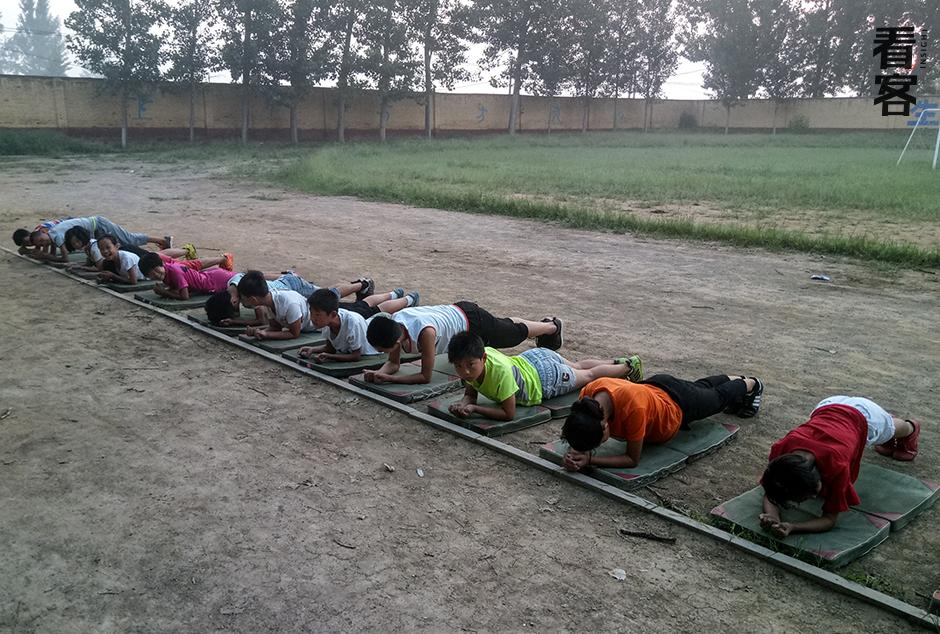 这支秘密发展的乡村足球队，拼命的令人肃然起敬