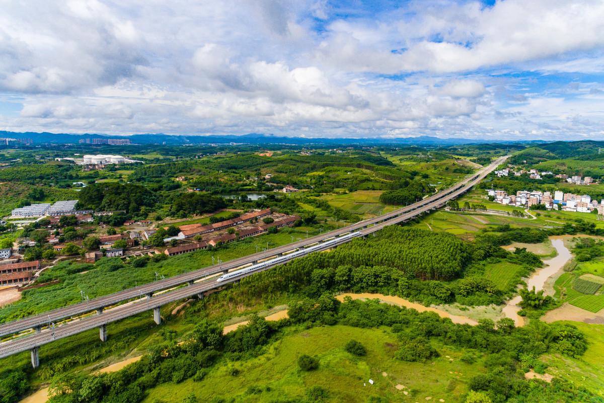 国内运行时间最长高铁,中国首条时速350公里跨海高铁通车