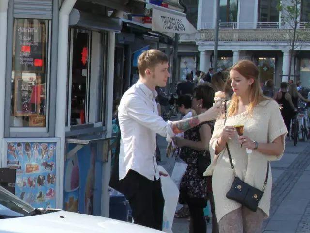 深夜除了晒烤串，还能晒太阳