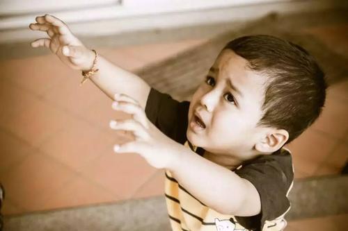 孩子爱咬手指甲后果严重,孩子爱咬指甲有什么解决办法