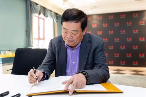 百亿富豪曾是放牛娃，为红颜差点弃糟糠妻，今百亿资产主动交老婆