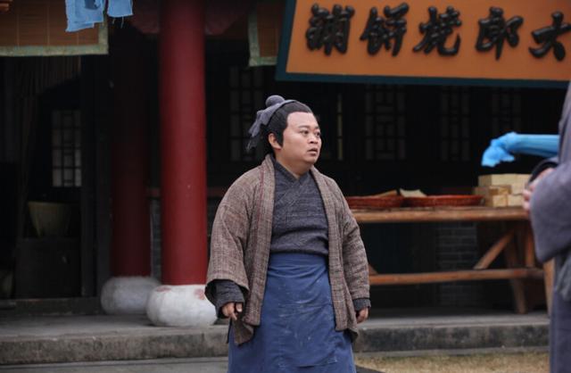 黄堂造谣，“三寸丁、谷树皮”卖炊饼的武大郎，其实是一个*男美**子