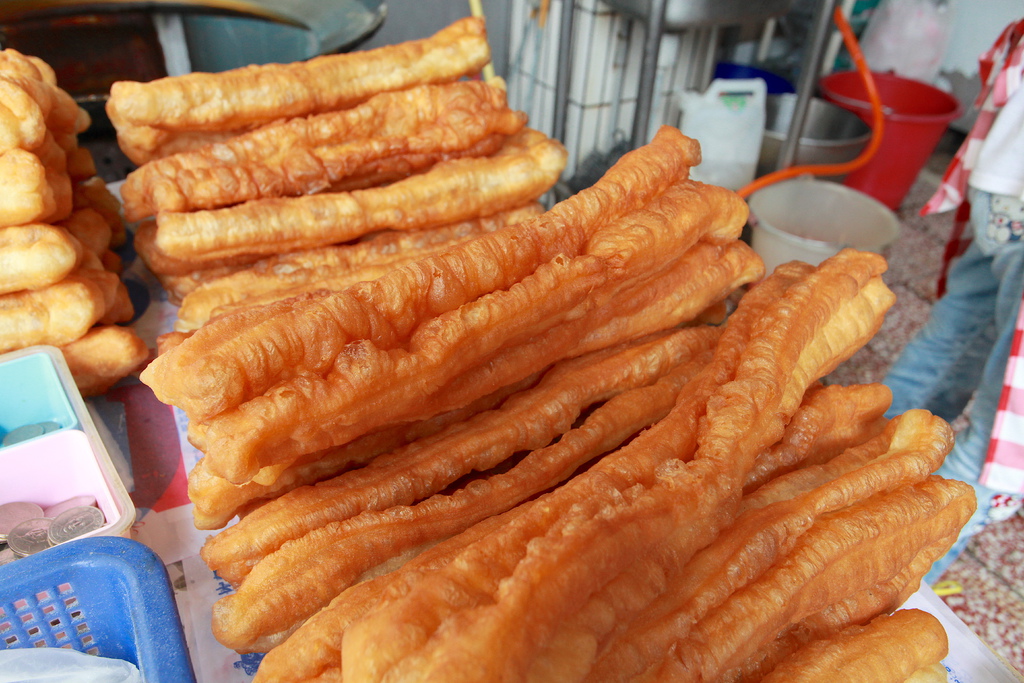 1斤面2个鸡蛋炸油条的配方,家庭面粉鸡蛋炸油条的做法