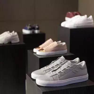 小白鞋什么时候穿好,小白鞋过时了吗