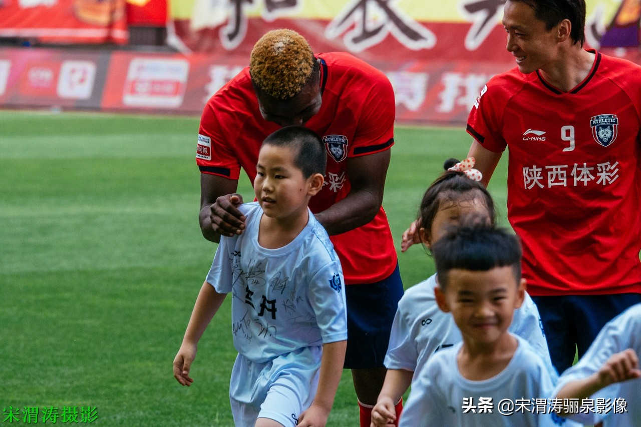 他有意识，脚下的控球和突破技术，任意球出色，左脚打门力量奇大