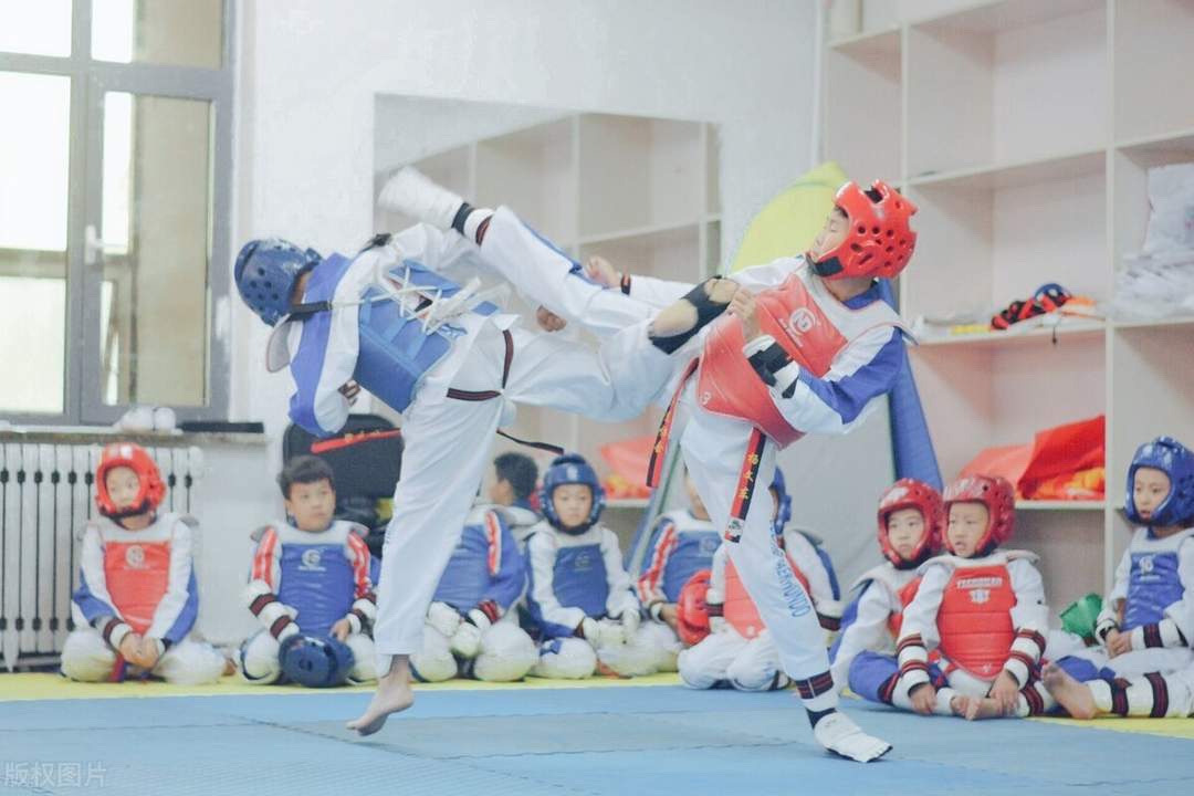 小孩练习跆拳道拉韧带哭了,小男孩学跆拳道拉韧带疼哭