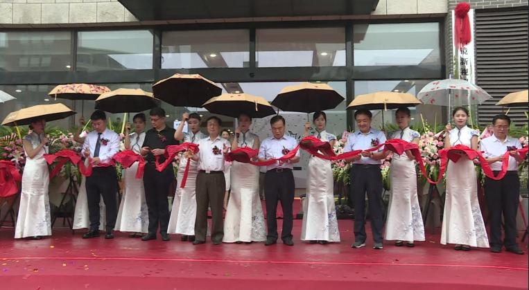 打着雨伞排着队!南充嘉陵昨天开业的这家医院竟然这样受欢迎……