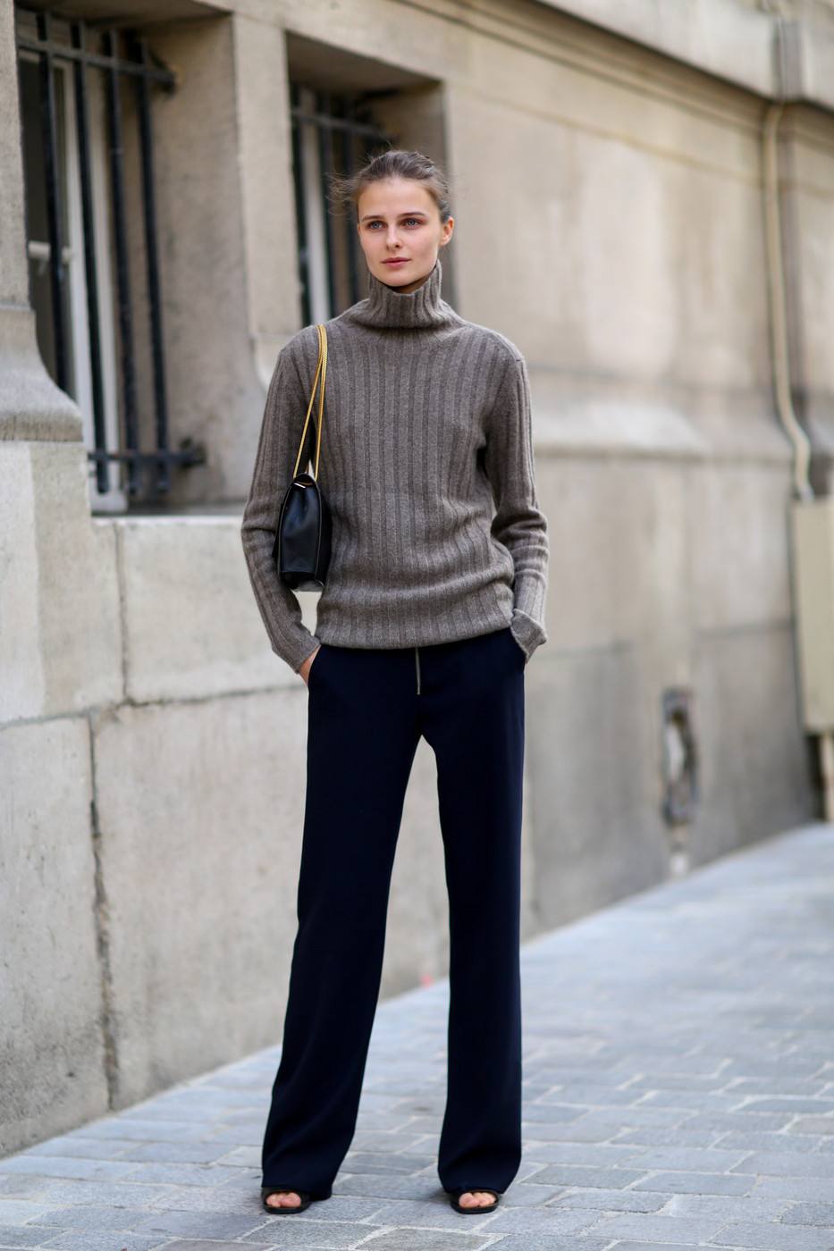 小个子女生裤子别乱买,尽量远离这3种裤子,不然显腿短还没气质