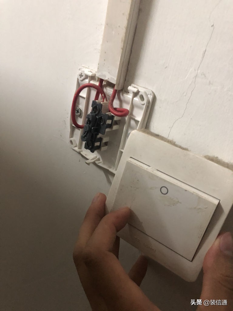 插座松了卡不住插头怎么办呀,面板插座松了接触不良怎么修