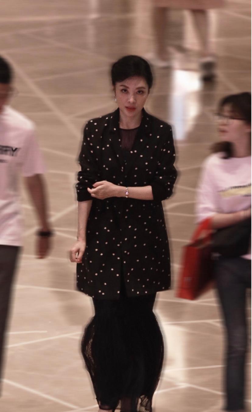 51岁周涛穿蓝色西装粉衬衫,周涛白色西装搭配图片