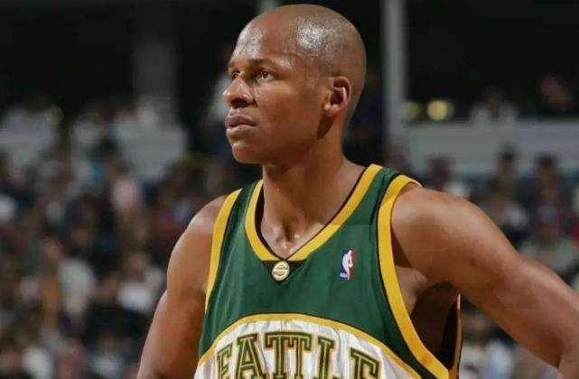 最悲催的巨星!生涯10次全明星,离开NBA后球衣未被退役一件