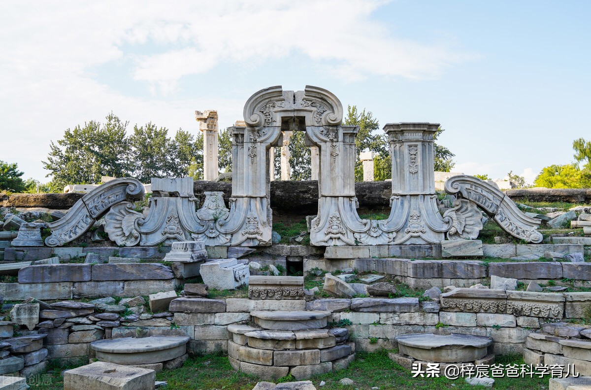 年轻人摆摊被大爷怒骂,大爷吐槽在hm店购物的年轻人