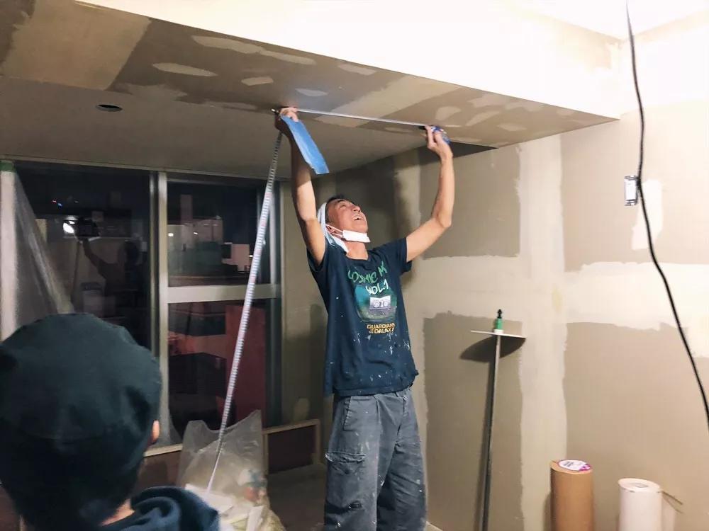 她在大阪买地并找建筑公司造了一家酒店