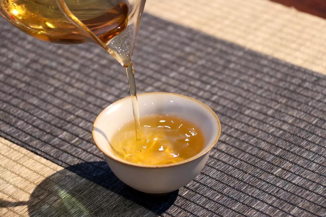 福鼎白茶寿眉小片,福鼎小方片老白茶寿眉汤色