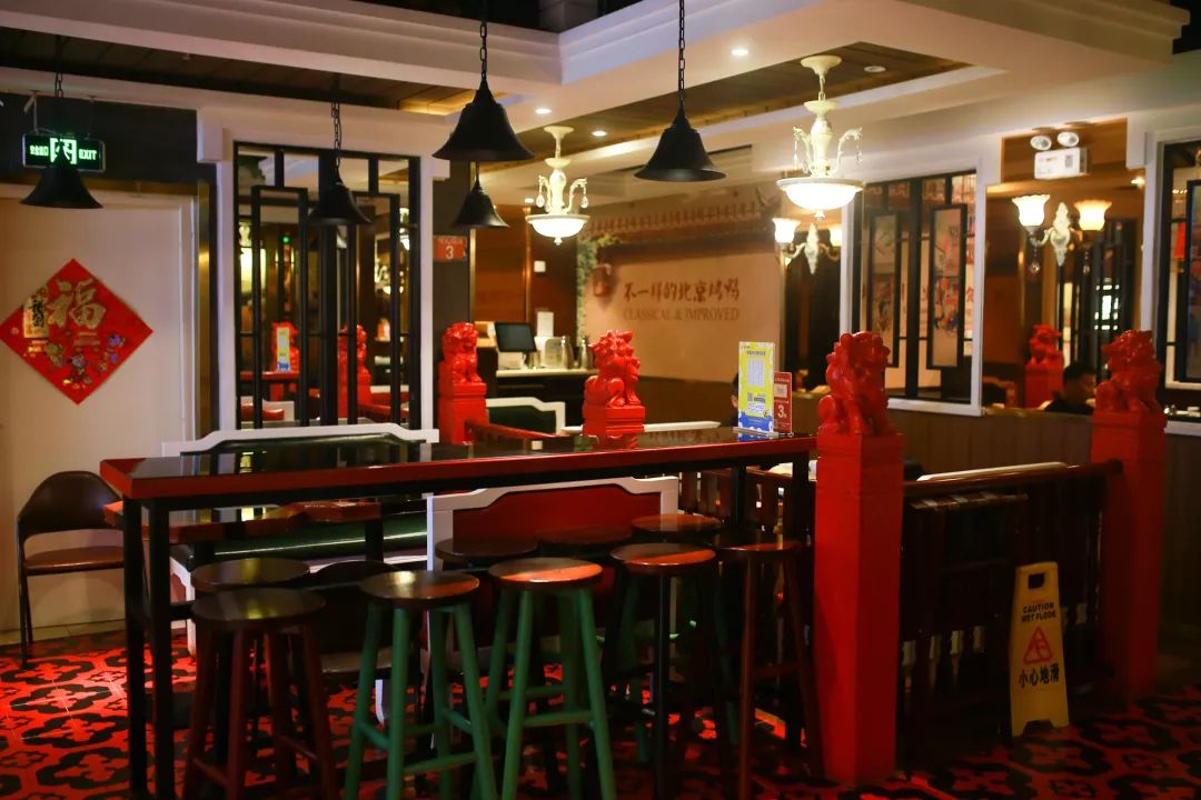 青岛这家餐厅藏着一个老北京，北京烤鸭，京六件、炖吊子都能吃到