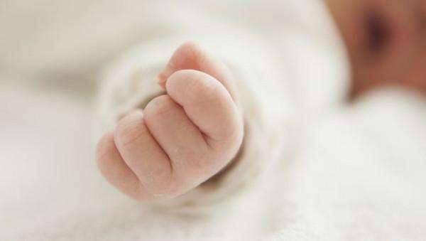 宝宝刚出生就夭折，家人却争相报喜，医生指责，得知原因全场落泪