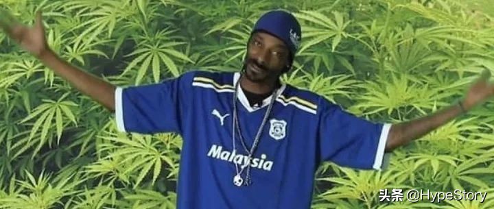 他是西海岸教父级的说唱歌手,也是足球圈最拽的球衣狂魔