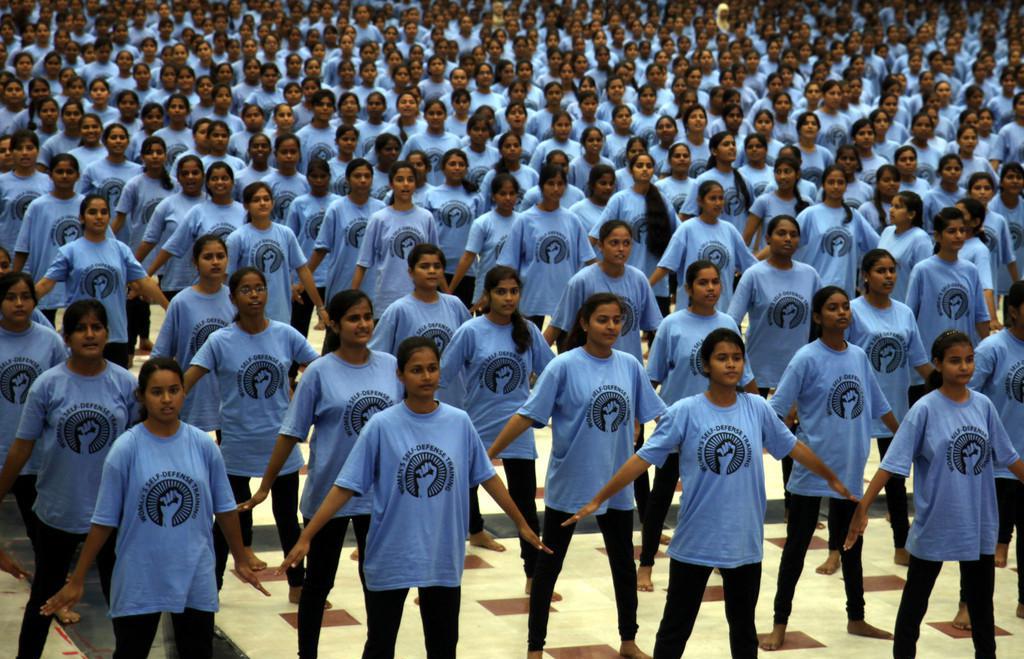 印度12岁女孩被同学侵害后续,印度女孩遭亲哥叔杀害